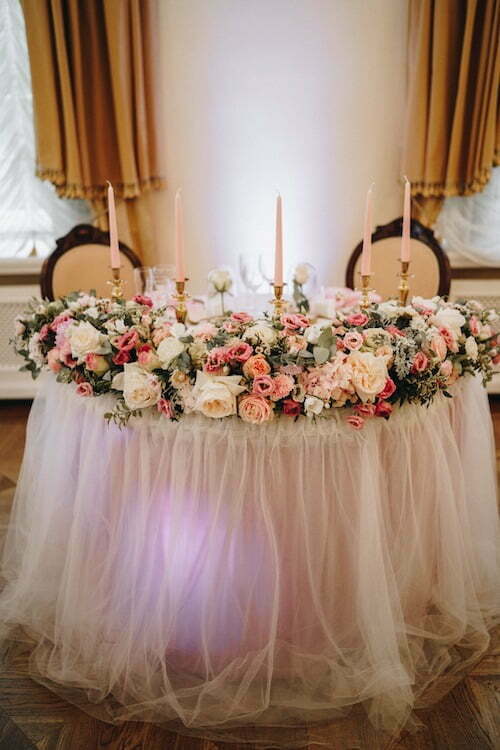 Пышная композиция из живых цветов в цвет свадьбы (длинна ~1,5м) группа свечей и подсвечников, аренда дополнительной юбки.